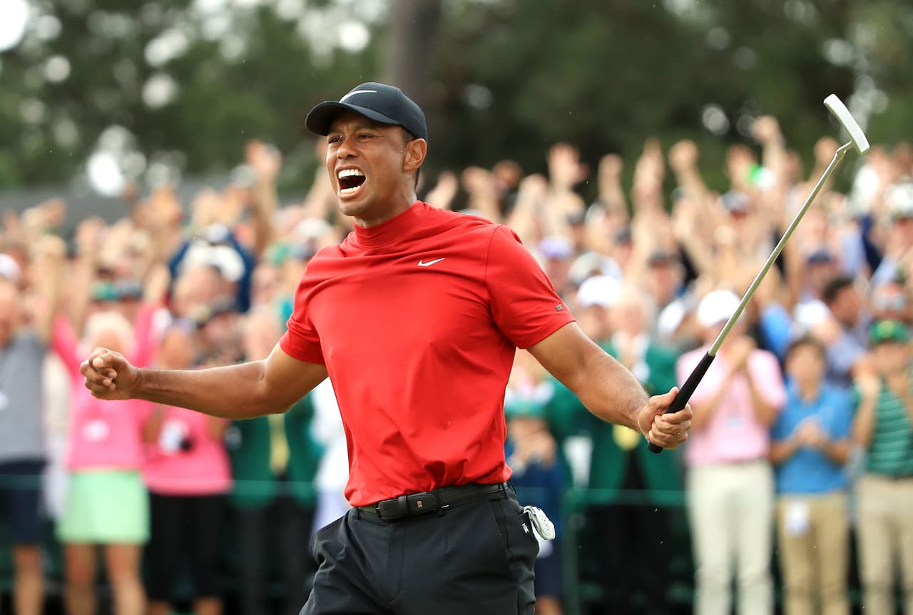 El estadounidense Tiger Woods dejó escapar un grito emocionado tras ganar el Masters de Augusta, el 'Major' 15 de su carrera, para luego abrazarse con su caddie Joe LaCava y su hija Sam Alexis.