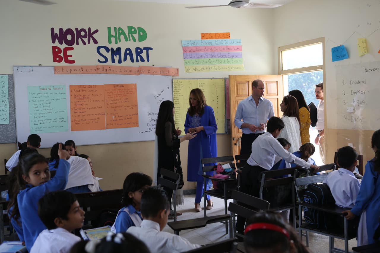 La misma estudiante que le cuestionó sobre sus sueños de juventud, también le dijo que ella y otras chicas eran 
<b><a href="https://www.univision.com/entretenimiento/sentimos-que-le-fallamos-la-desgarradora-confesion-de-los-hijos-de-la-princesa-diana" target="_blank">"grandes admiradoras"</a></b> de Lady Diana Spencer.