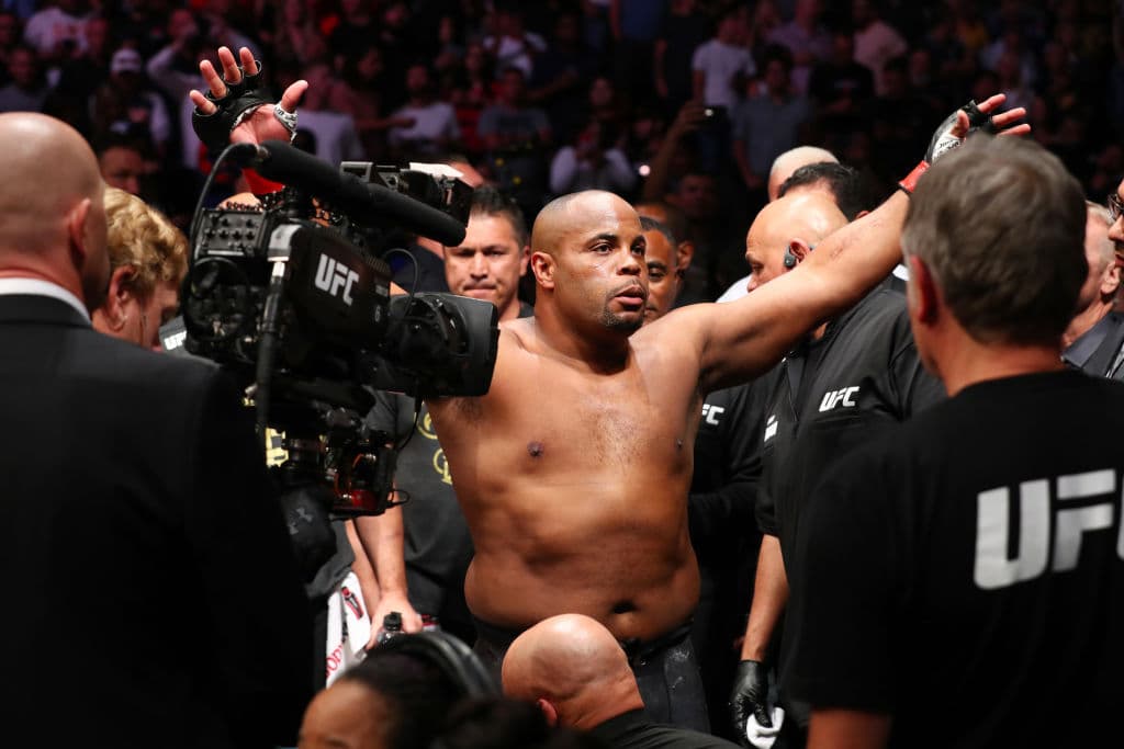 <b>Daniel Cormier – </b>El peleador profesional en artes marciales mixtas, fue campeón del Grand Prix de peso pesado de Strikeforce, y campeón de peso semipesado y peso pesado de Ultimate Fighting Championship.