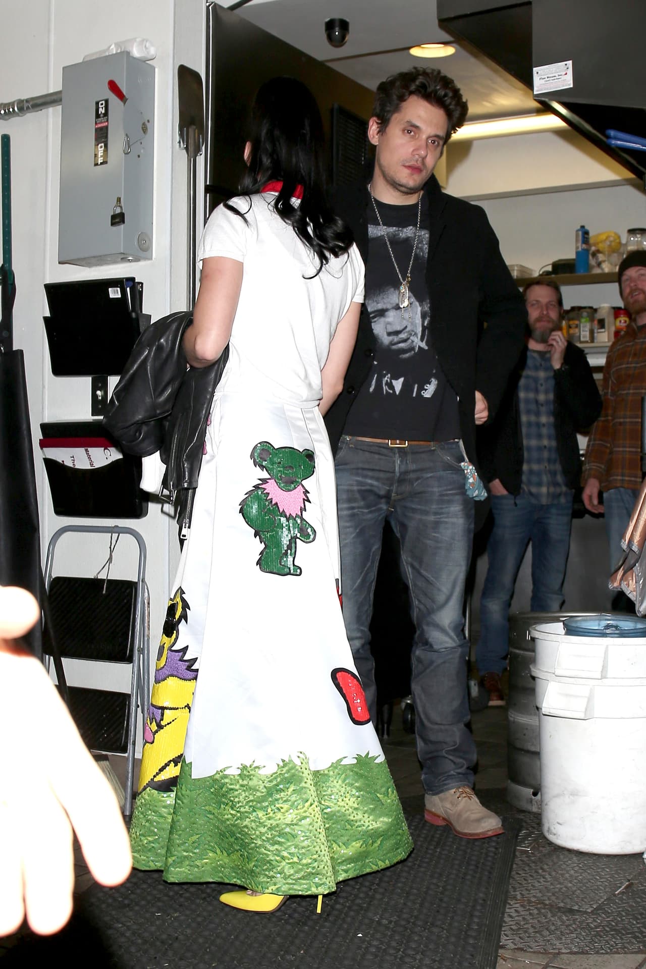 Aunque no se les vio ni abrazados ni tomados de la mano, por lo menos están juntos, lo que indica que se siguen viendo.