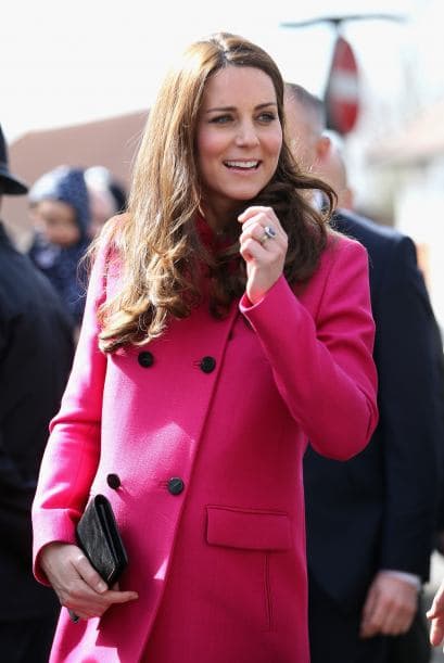 Por ejemplo, hizo su última aparición oficial luciendo un coqueto abrigo rosa.