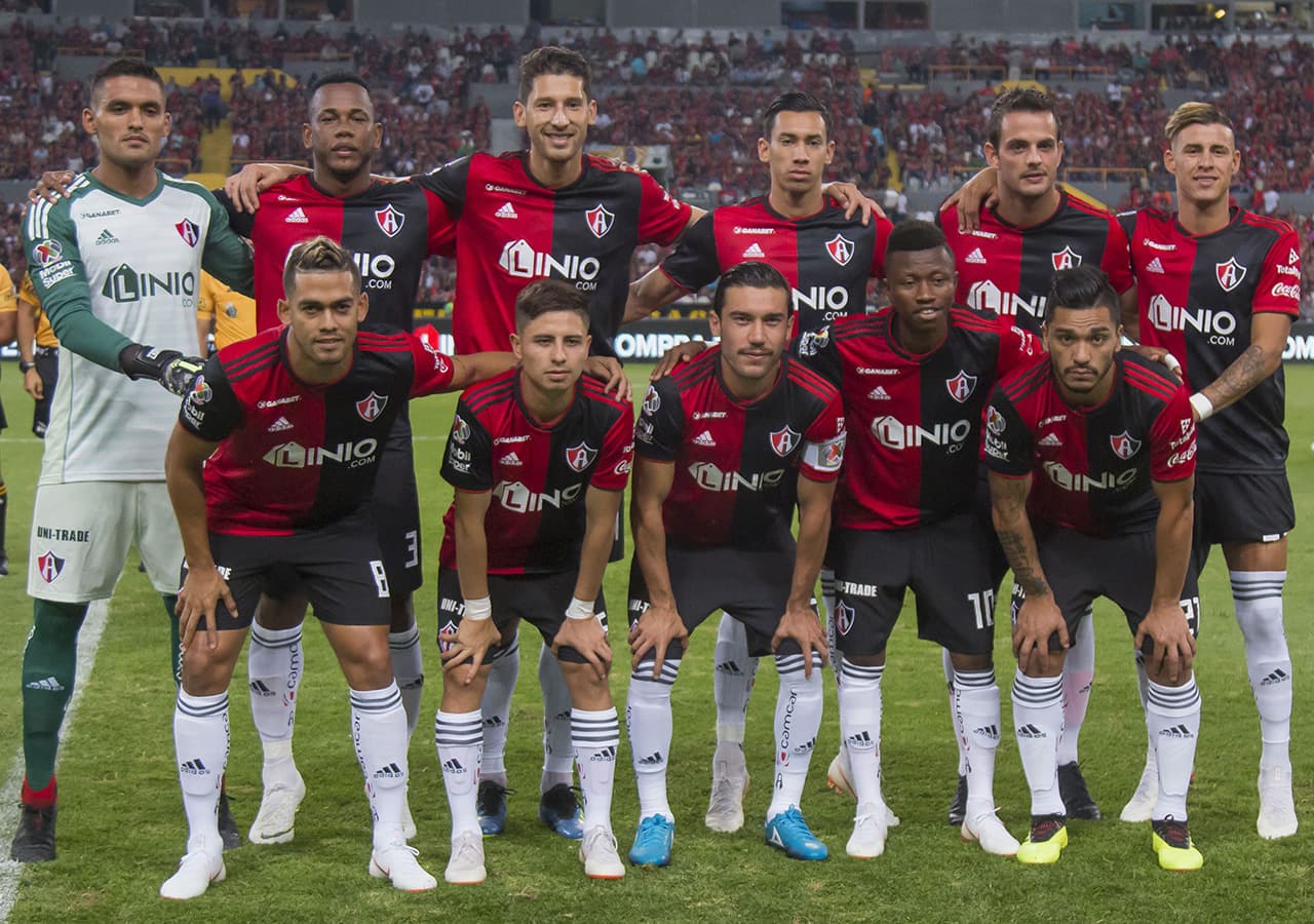 Los jugadores de Atlas posan antes del inicio del partido en el Estadio Jalisco.