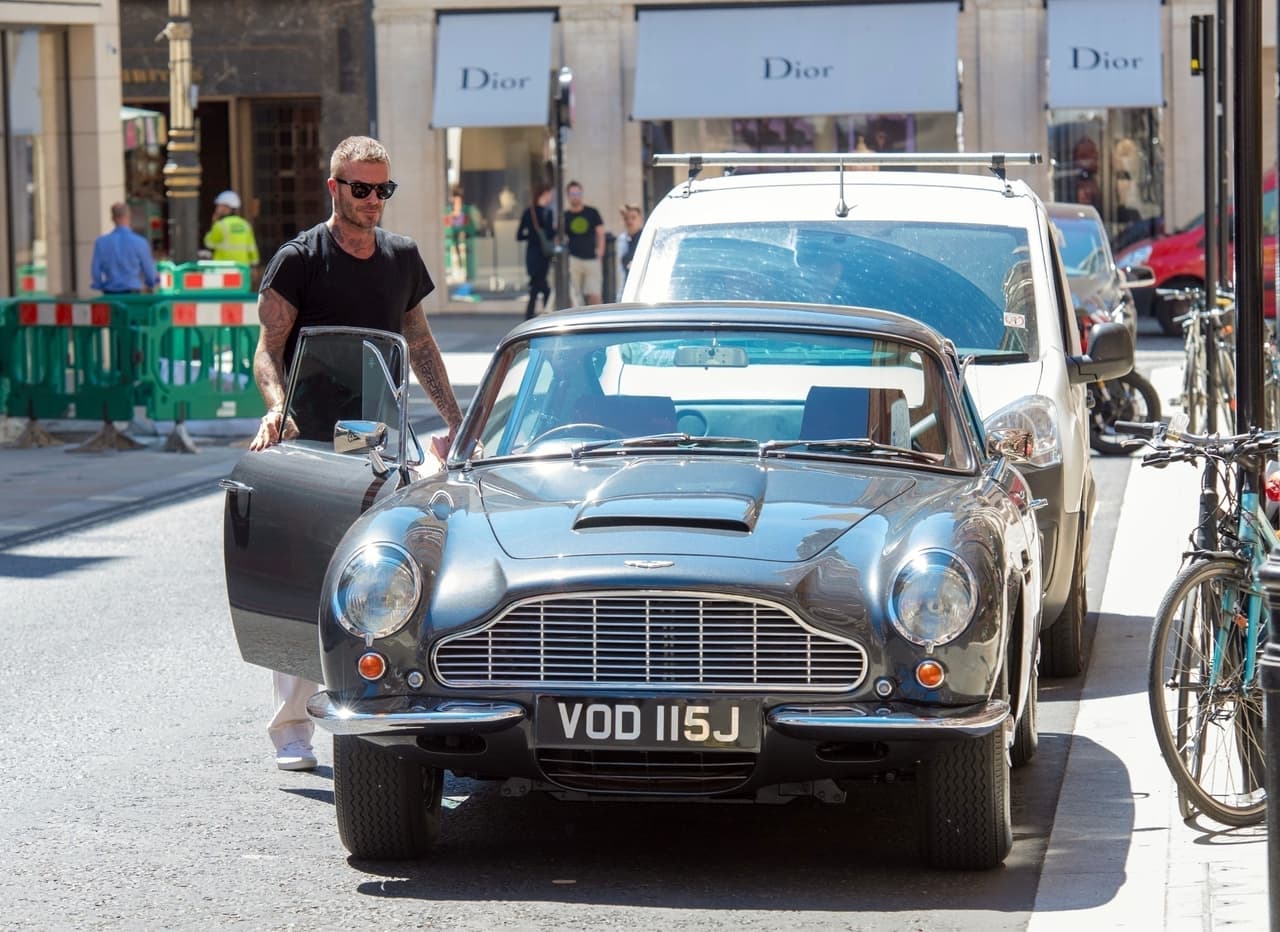 El Aston Martin DB5
<b> </b>cuenta con un motor seis cilindros en línea de 4.0 litros,
<b>325 caballos de fuerza y 288 lb-pie de torque</b>, con una transmisión manual de cinco velocidades. David Beckham ha caído rendido a sus encantos y disfruta ponerse detrás del volante de este clásico.