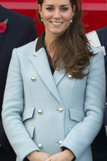 Ya se le ve sonriente y muy guapa.