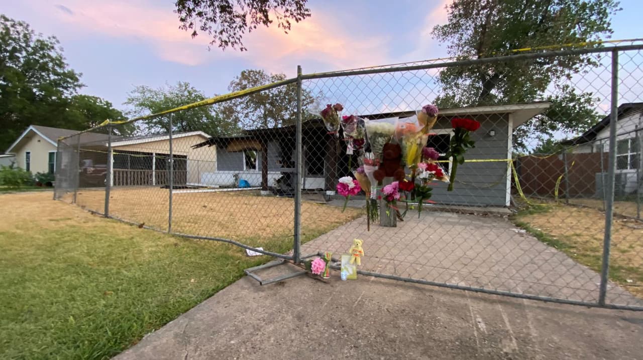 Vecinos han acudido a entregar ofrendas y flores en la casa de la familia Reyes, tras el incendio. La vivienda se ubica en el 614 East Ridgewood Dr., a unas calles de Garland Avenue.