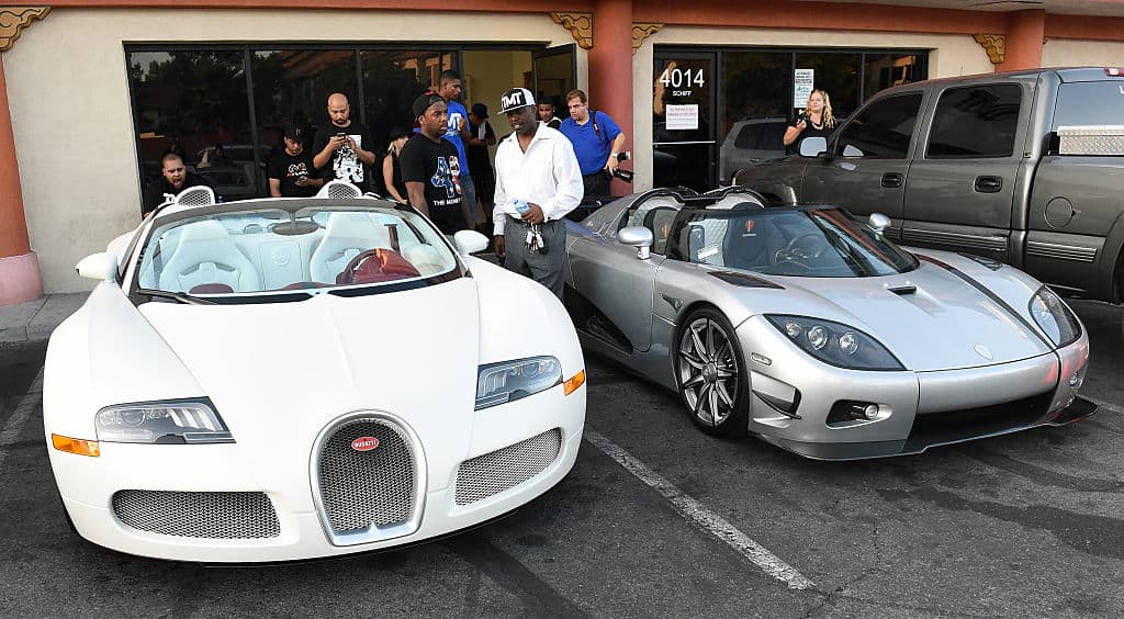 Floyd Mayweather con su Bugatti y su nuevo Koenigsegg CCXR Trevita (2015)