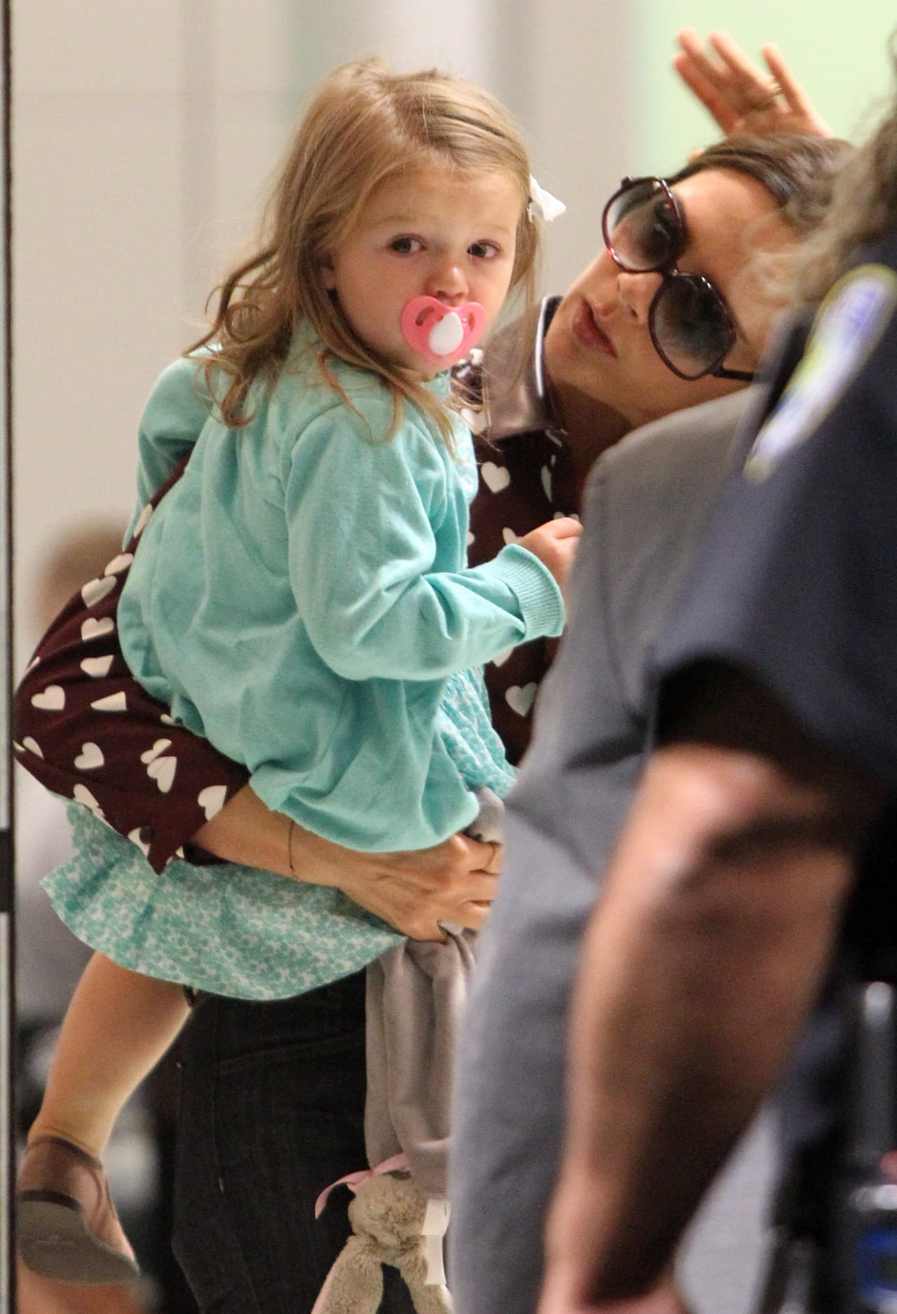 Cuando mami está trabajando, él se hace cargo de sus cuatro hijos.