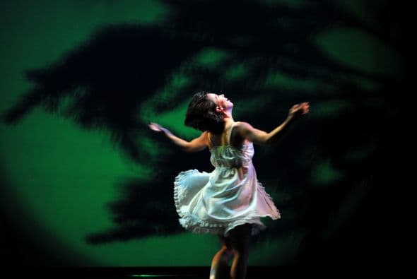 La compañía Pilobolus conjuga en el escenario la creatividad, la imaginación, los sueños y una propuesta arriesgada de mezclar disciplinas y renovar la manera de hacer danza.