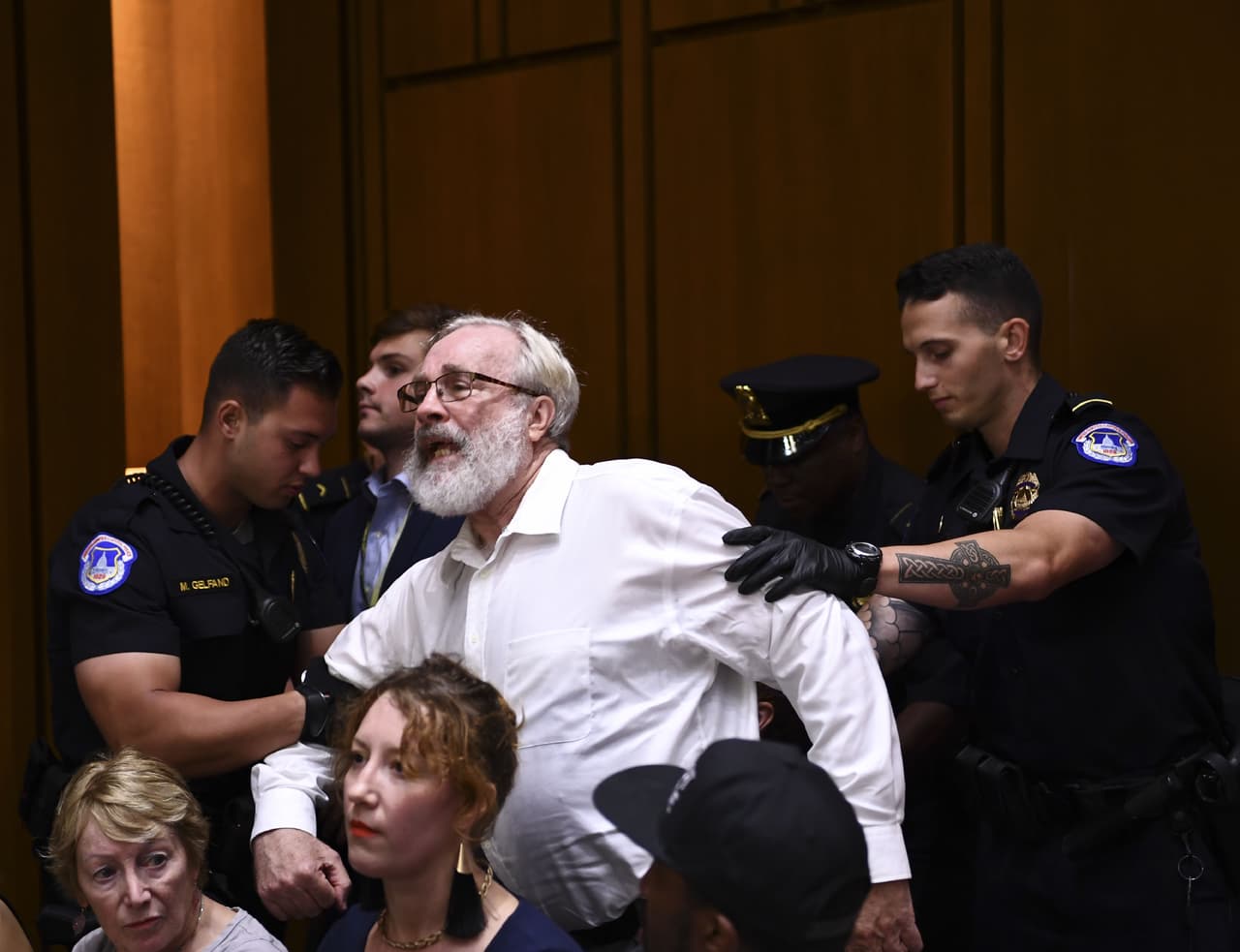 <b>“¿Qué están tratando de esconder? ¿Cuál es la premura?”, preguntó el senador demócrata por Vermont Patrick Leahy</b>, quien recordó cómo en otras nominaciones, como la de la jueza Sonia Sotomayor, los datos estuvieron a disposición de los senadores 12 días antes de la audiencia de nominación. Todos los manifestantes que se encontraban en la sala fueron retirados por la Policía. En sus irrupciones, gritaban consignas en contra del juez.