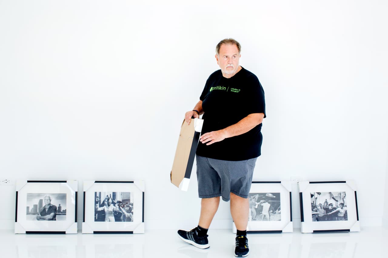 Raúl de Molina preparando su exposición de fotografías periodísticas.