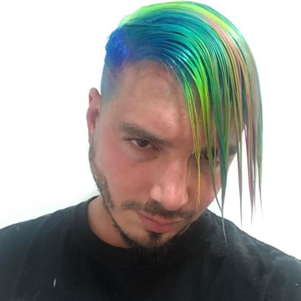 A través de su 
<b><a href="https://www.instagram.com/jbalvin/?hl=en">cuenta de Instagram</a></b>, J Balvin comparte muchas publicaciones íntimas con sus más de 17 millones de seguidores, como por ejemplo, sus constantes cambios de imagen. ¿Qué tal este tinte de colores?