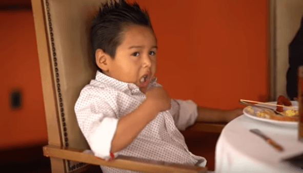 De la variedad de platillos que Giovani probó se encontraba la morcilla, ante la cual Giovani no dudo en decir: “Me sabe un poco mal”. Y al conocer el origen de este alimento, el capitancito agregó con su peculiar estilo: "
<a href="http://univision.com/shows/pequenos-gigantes/miguel-bose-es-rampiro-giovani-se-pregunta-por-que-los-espanoles-comen-sangre-video" target="_blank">¿Los españoles comen sangre...? ¡Ah, jijos! ¿Son 'rampiros' o qué?</a>” .