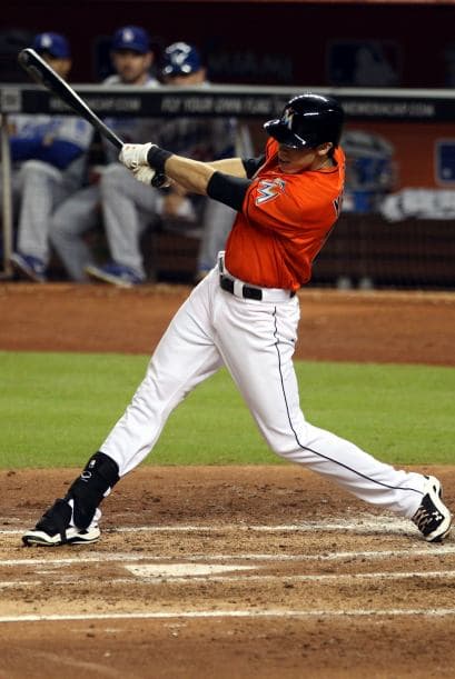 El pitcher de los Miami Marlins, José Fernández, se robó el show durante el esperado juego contra los muy calientes Los Angeles Dodgers, al dejar al jardinero Yasiel Puig 0-3 con un ponche y venciendo a los indomables Dodgers 6-2. Puig tuvo un fin de semana alegre, compartiendo con Lebron James y se paseó por el estadio de los Marlins ante 27,127 fanáticos, el tercer número mayor de asistentes en la temporada, pero terminó 0-5 con dos ponches. Fernández y Puig, ambos cubanos desertores, ambos novatos, en equipos distintos, podrían estar disputando el título del Novato del Año de las Grandes Ligas. Entra y Vota aquí por el mejor de los dos.