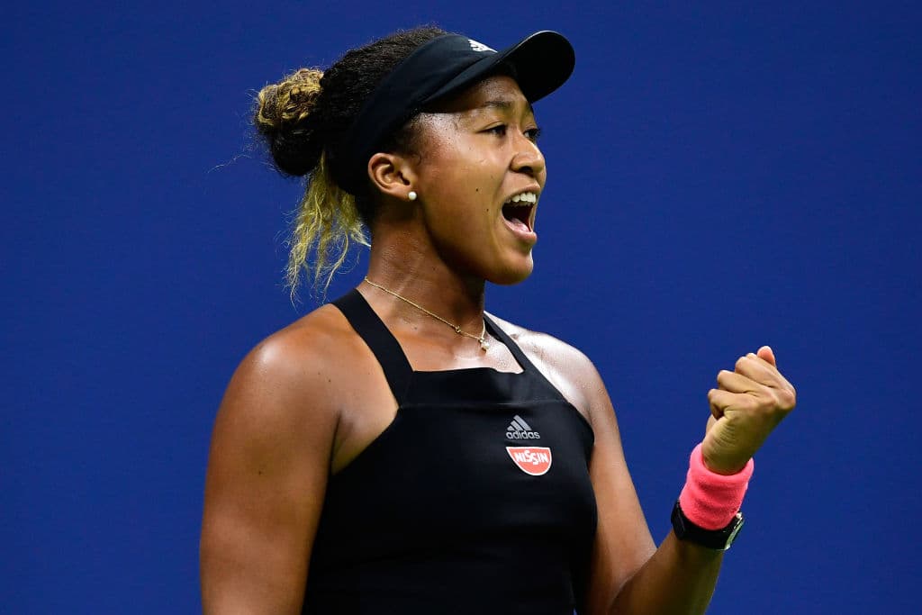 Una sonrisa nítida de Naomi Osaka al ganar el primer set por 6-2.