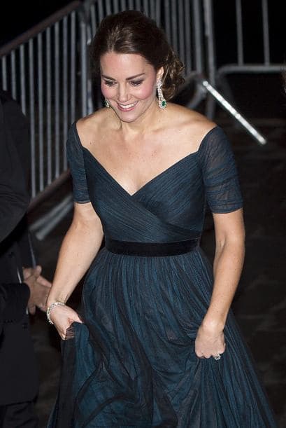 Kate decidió repetir modelito en esta ocasión. Usó un hermoso vestido azul que el pasado mes de febrero vistió en Londres.
