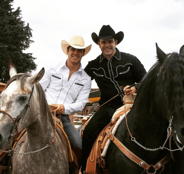 Asimismo, comparte con su padre el amor a los caballos.