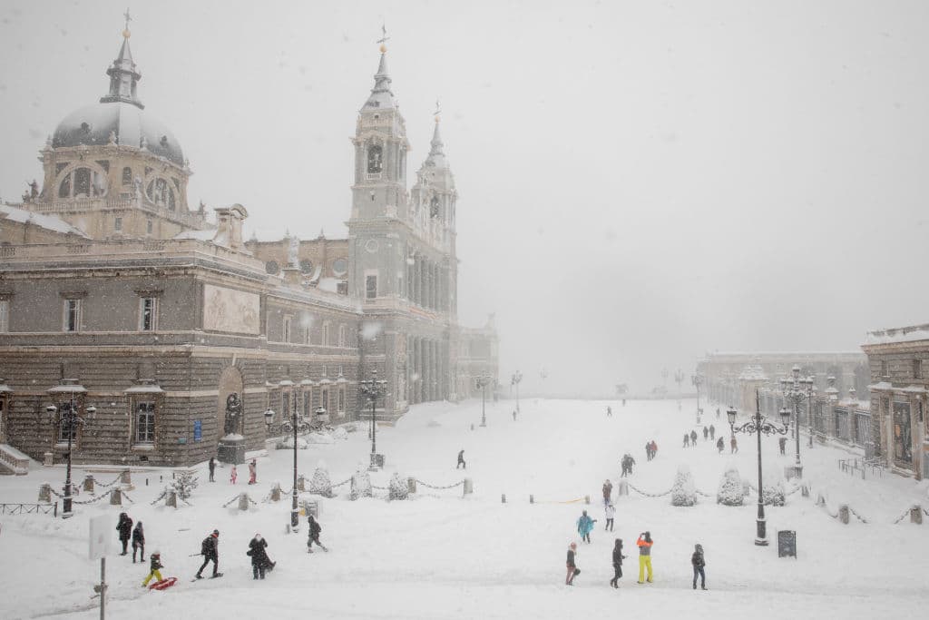No es Moscú o San Petersburgo, se trata de Madrid, en España. La inusual imagen muestra la Catedral de Almudena, en el centro de la capital, durante la durísima nevada del pasado 9 de enero causada por la tormenta Filomena, la más fuerte de los últimos 50 años.