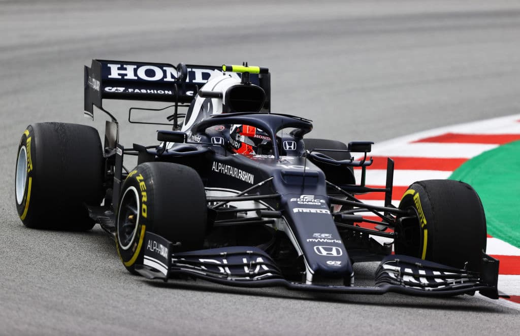 Lewis Hamilton se lleva el Gran Premio de España de la Formula 1. El piloto británico compartió el podio con Max Verstappen de Red Bull, quien cumplió su carrera número 100 y Valtteri Bottas de Mercedes Benz, quien quedó en tercera posición. El mexicano Sergio Pérez obtuvo la quinta posición.