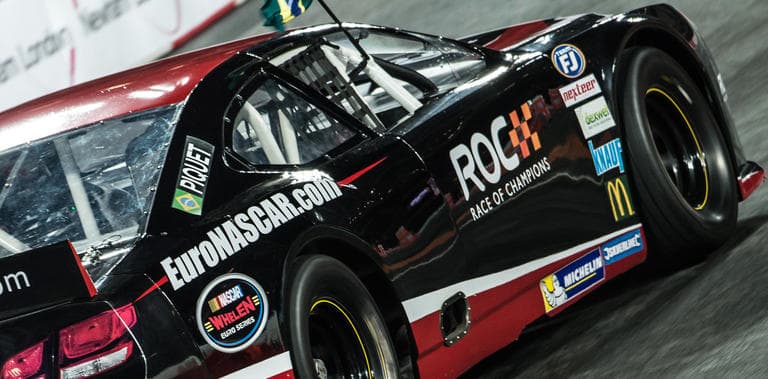 Quizás el coche con más reminiscencia estadounidense sea el 
<b>Whelen</b> 
<b>Nascar</b>: como su nombre lo indica, está basado en los autos de la célebre serie norteamericana. Claramente su enorme chasis no es el más amigable con pistas pequeñas y sinuosas, pero el ruido de su motor dentro de un estado hará vibrar a los aficionados.