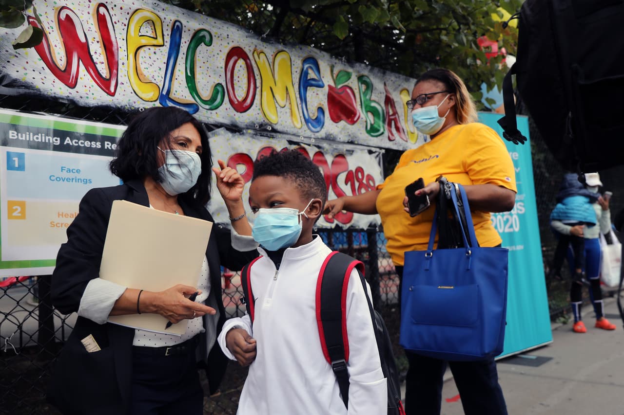 Gob. Kathy Hochul: Nueva York exigirá mascarillas para todos en las escuelas