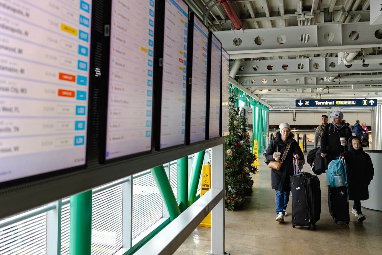 La
<b>Administración Federal de Aviación (FAA)</b> emitió una
<b>parada en tierra</b> en el aerpuerto de O’Hare la noche del domingo debido a la presencia de nieve y hielo, que se mantuvo vigente hasta las 10 p.m.