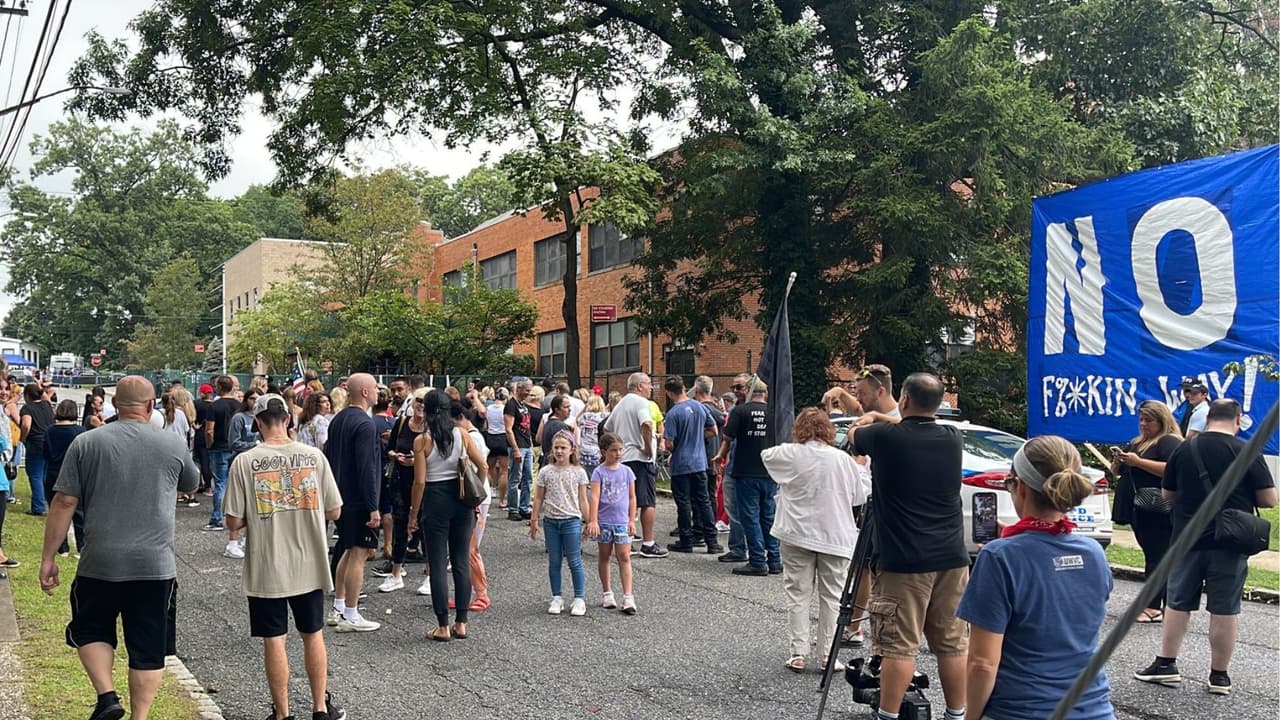 “Regresen a casa” Vecinos de NY gritan a inmigrantes recién llegados a nuevo refugio