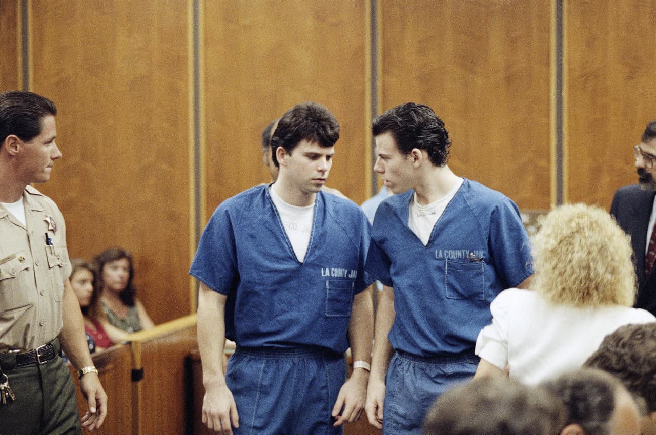 Lyle (izquierda) y Erik Menéndez salen del tribunal en Santa Mónica, California, el 6 de agosto de 1990.