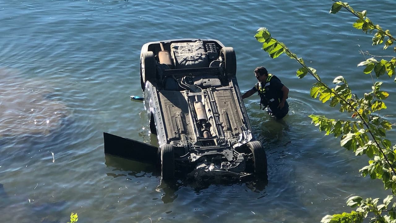Hombre sobrevive tras caer con su auto por un acantilado al Río Sacramento