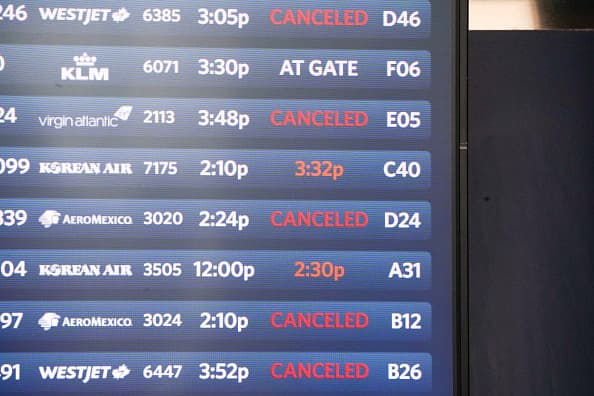 ATLANTA, GEORGIA - 20 DE JULIO: La gente hace fila en el Aeropuerto Internacional Hartsfield-Jackson el 20 de julio de 2024 en Atlanta, Georgia. Tras la interrupción global de TI de ayer, la gente sigue teniendo problemas para navegar en los viajes aéreos, encontrar su equipaje y volver a reservar vuelos que habían sido cancelados. (Foto de Megan Varner/Getty Images) Crédito: Getty Images.