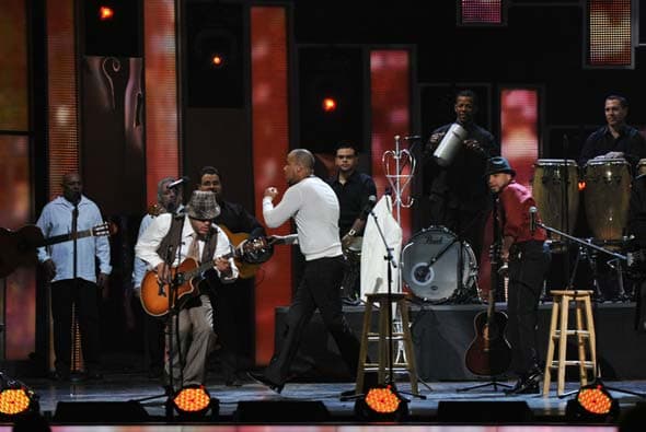 Y dieron al público una gran sorpresa, pues se llevaron el primer Premio Lo Nuestro de la noche en la categoría Artista Tropical del Año.