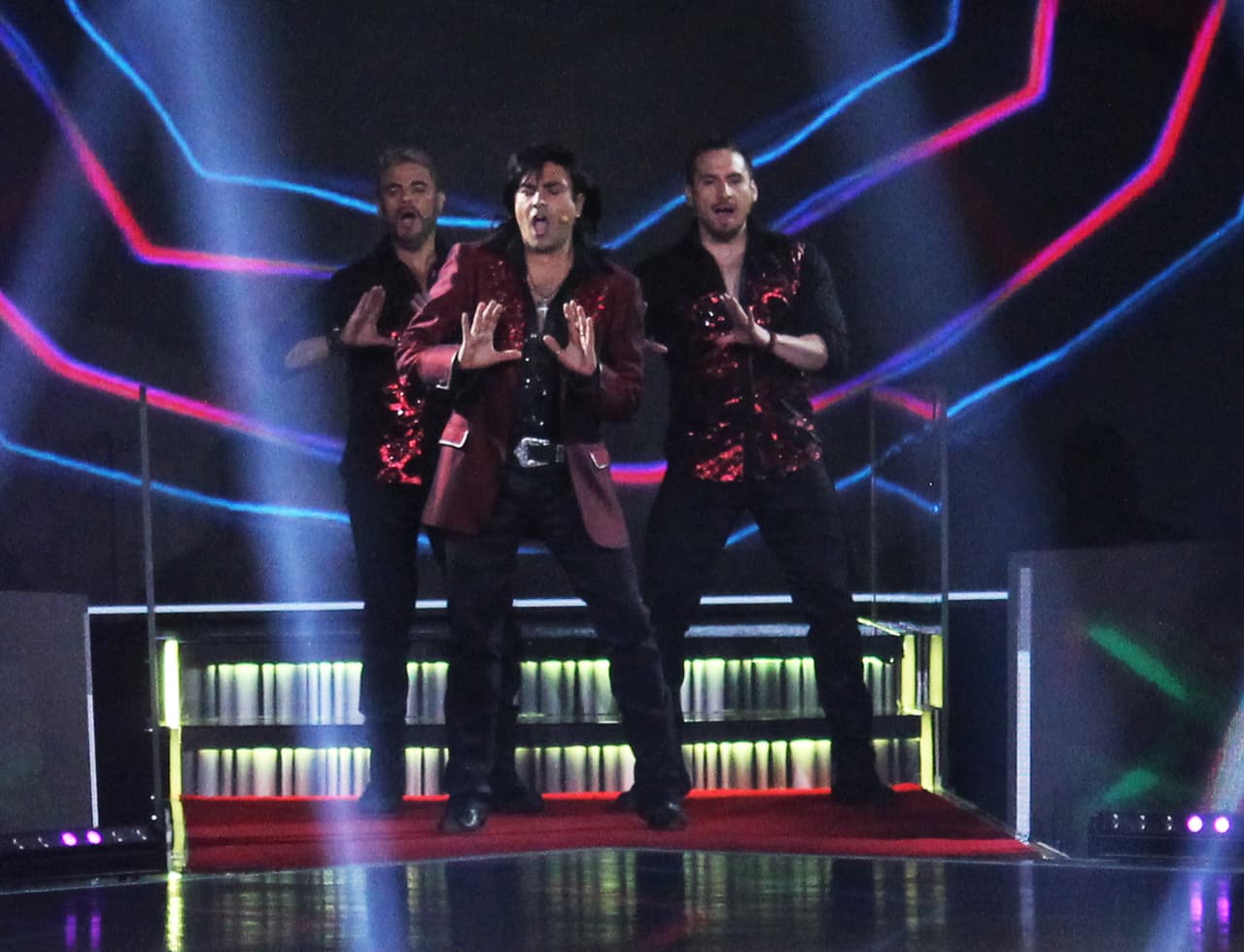 Albertano abrió su presentación de 'Despacito' en estilo bachata.