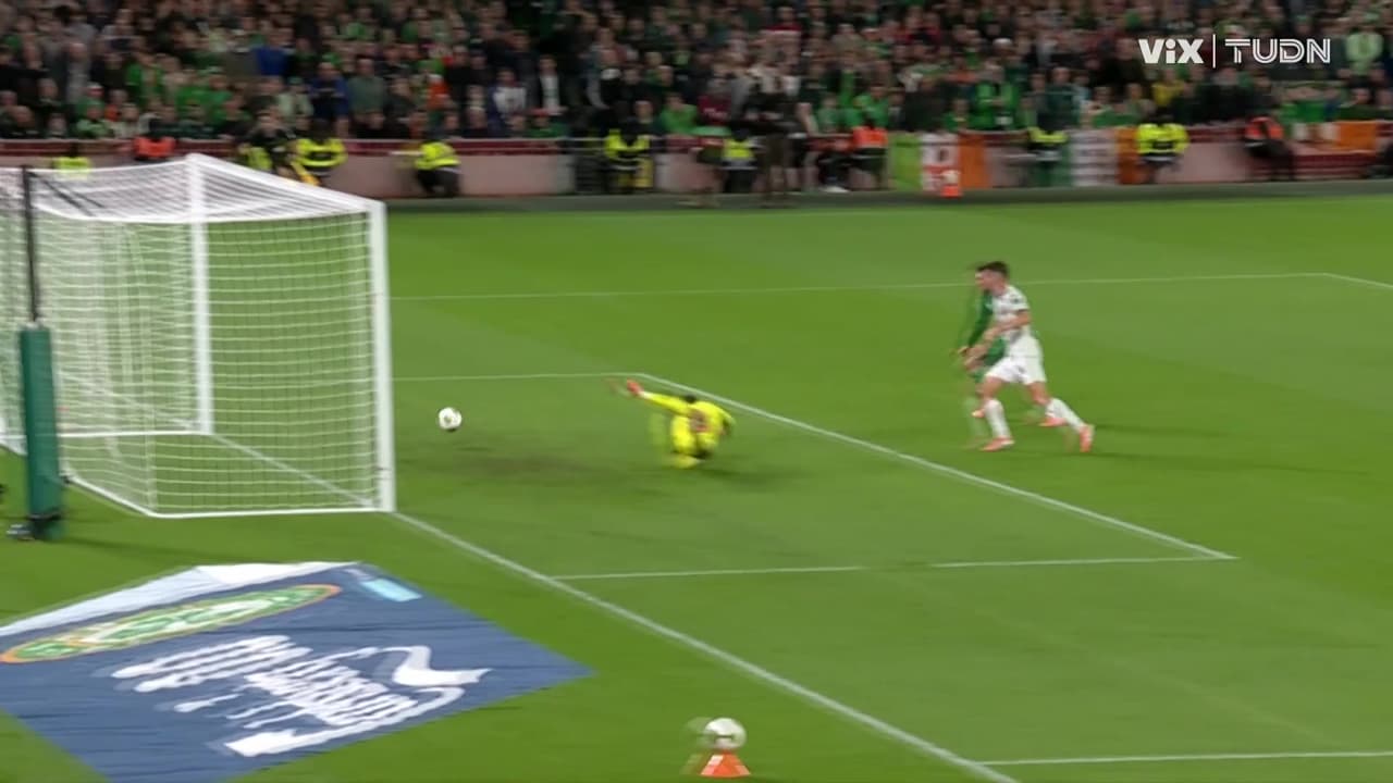 ¡Aguas con Irlanda! Ogbene revienta el poste a nada de poner el 2-0!