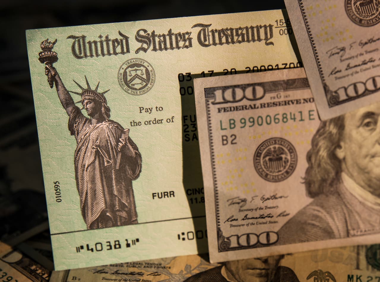 Asimismo, las parejas casadas que declaren sus impuestos conjuntamente, con un ingreso de no más de 150,000, podrían recibir la ayuda. Después de la declaración de impuestos de este año, entrarían
<b>contribuyentes casados con ingresos de hasta 199,000 dólares.</b>