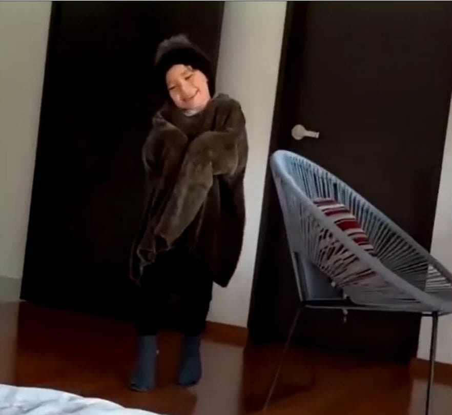 "¿Cómo lo voy a hacer gay? 
<b>Si mi hijo es gay es gay, yo no lo puedo hacer</b>, si le das a un niño la libertad de ser, simplemente 
<b>va a ser feliz y va a tener confianza en sí mismo</b>", respondió la actriz ante las críticas en la entrevista publicada en el canal de YouTube de la periodista Berenice Ortiz.