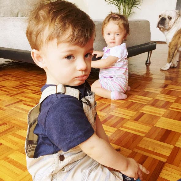 Los mellizos nacieron en julio del 2016 y de inmediato enloquecieron a su papá.