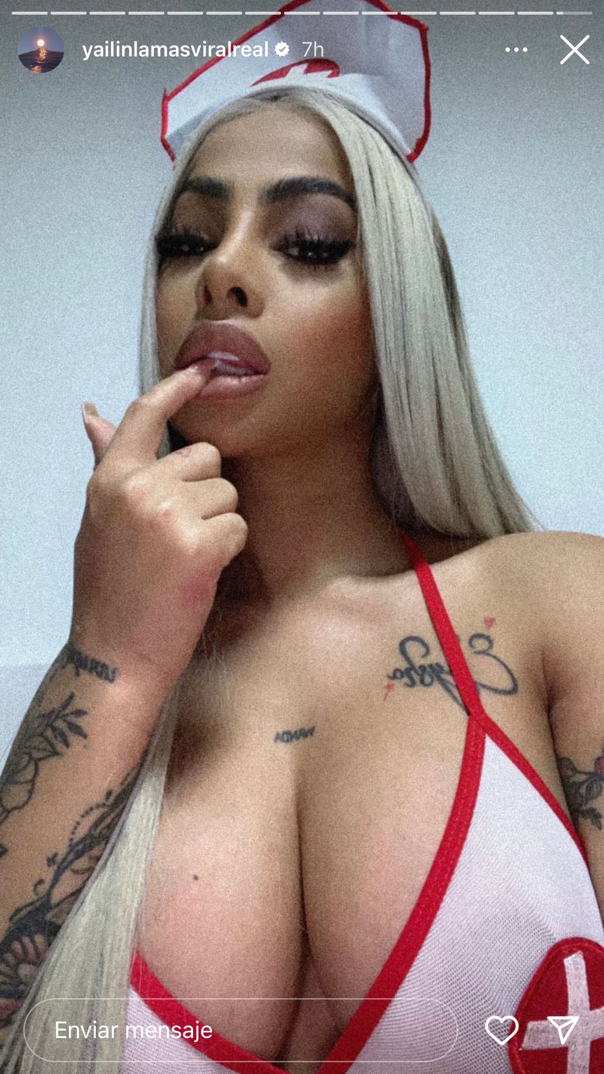 Lo hizo así a través de sus historias de Instagram: 
<b>disfrazada como enfermera.</b>
<br>