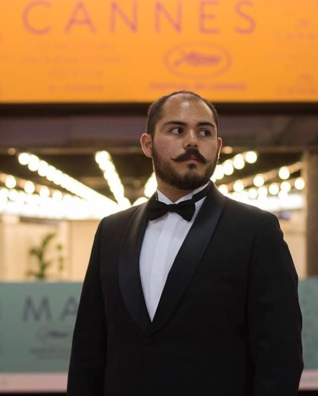 Andrés Márquez tiene 27 años y, además de ser actor como Daniela, también es fotógrafo y cineasta, incluso logró pisar la alfombra del afamado Festival de Cannes.