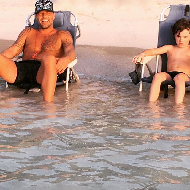 Y el cantante muestra los mejores momentos frente al mar.