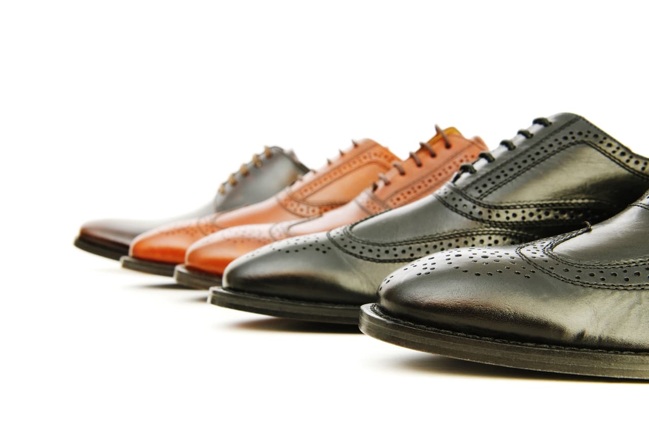 Un buen calzado y adecuado para cada ‘outfit’ es indispensable en el closet de todo hombre con buen estilo. Si tu papá no cuenta con los colores básicos esta es una buena opción de regalo para él. Elige un par en negro o en café, con un diseño moderno que sea fácil de combinar.