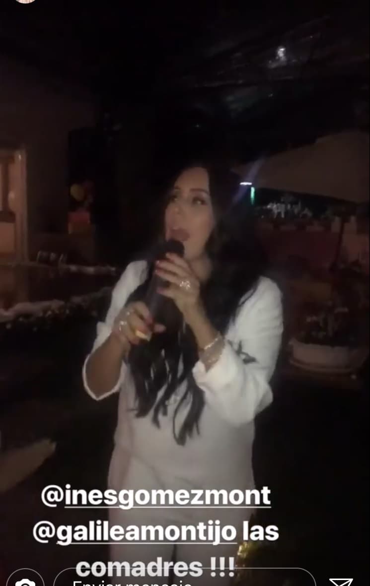 La fiesta se extendió hasta la madrugada del 4 de mayo con un karaoke, donde la futura mamá se la pasó cantando.