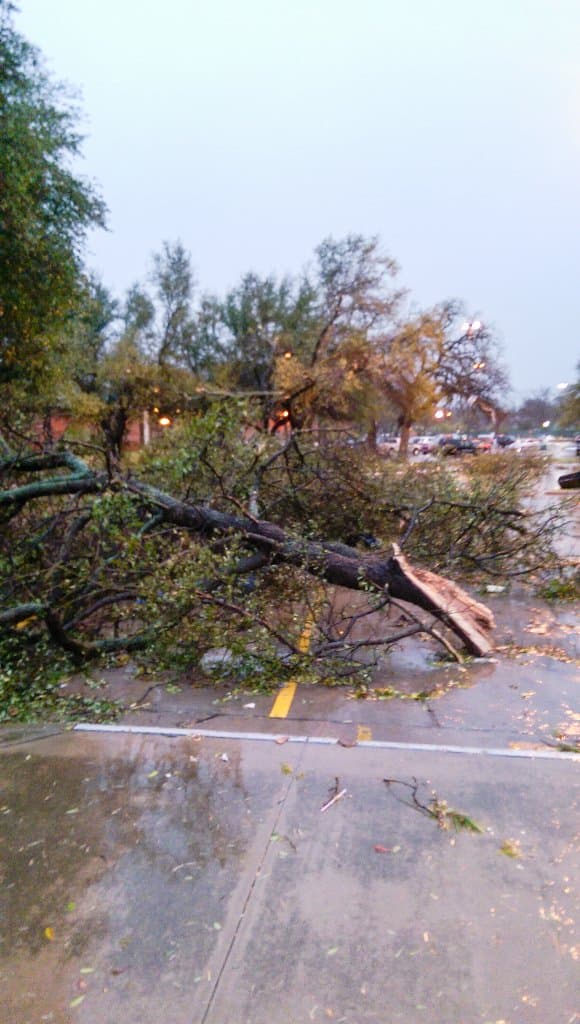 Además de granizo, inundaciones repentinas, rayos y caos vial