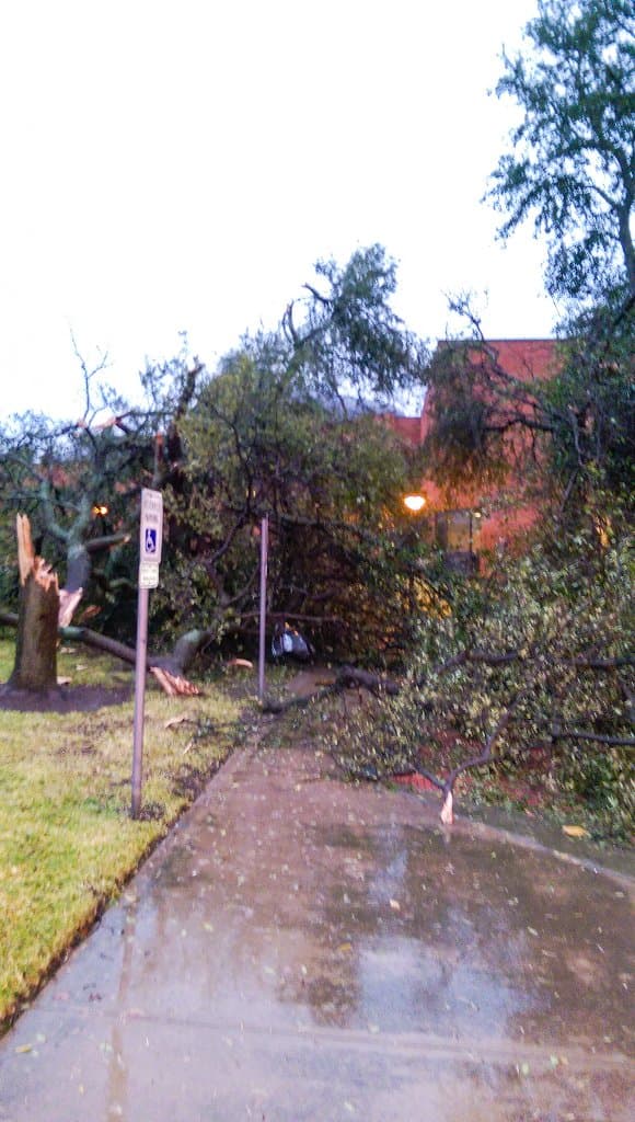 Además de granizo, inundaciones repentinas, rayos y caos vial
