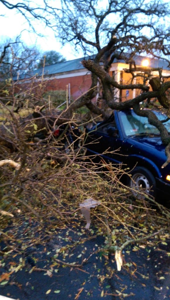 Además de granizo, inundaciones repentinas, rayos y caos vial