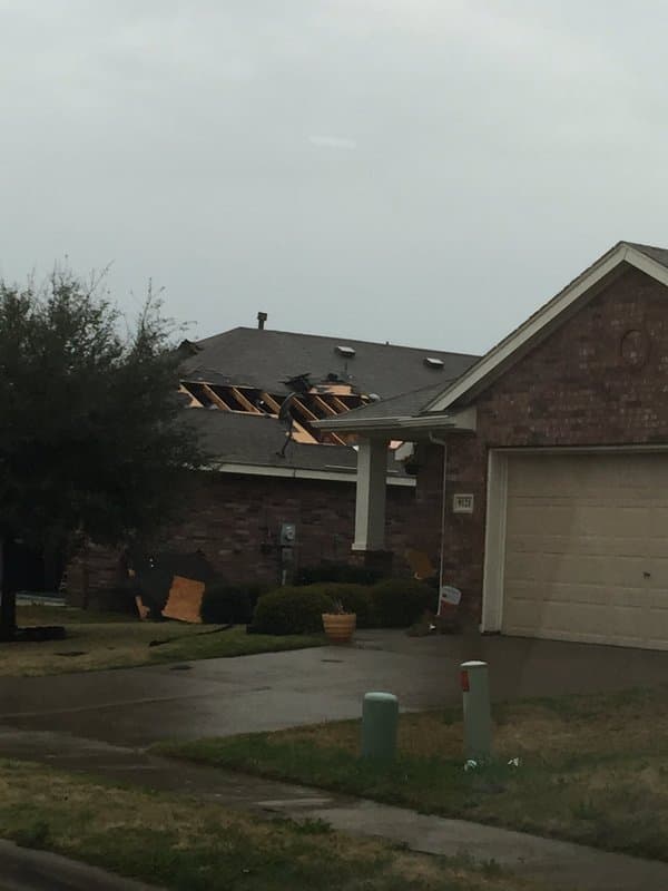 Además de granizo, inundaciones repentinas, rayos y caos vial