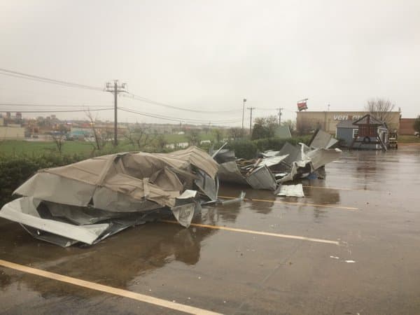 Además de granizo, inundaciones repentinas, rayos y caos vial