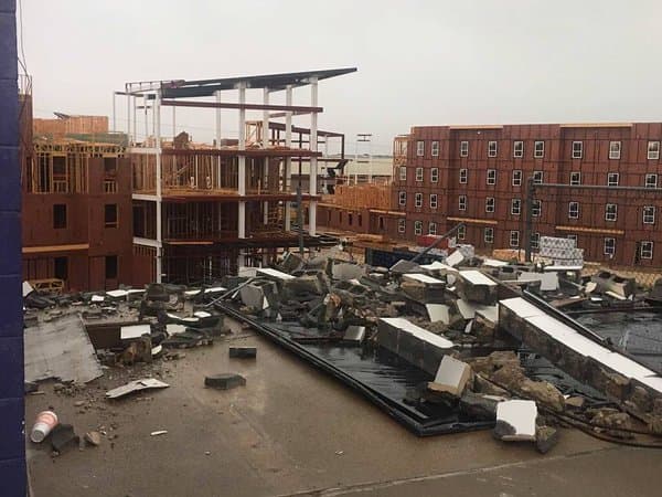 Además de granizo, inundaciones repentinas, rayos y caos vial