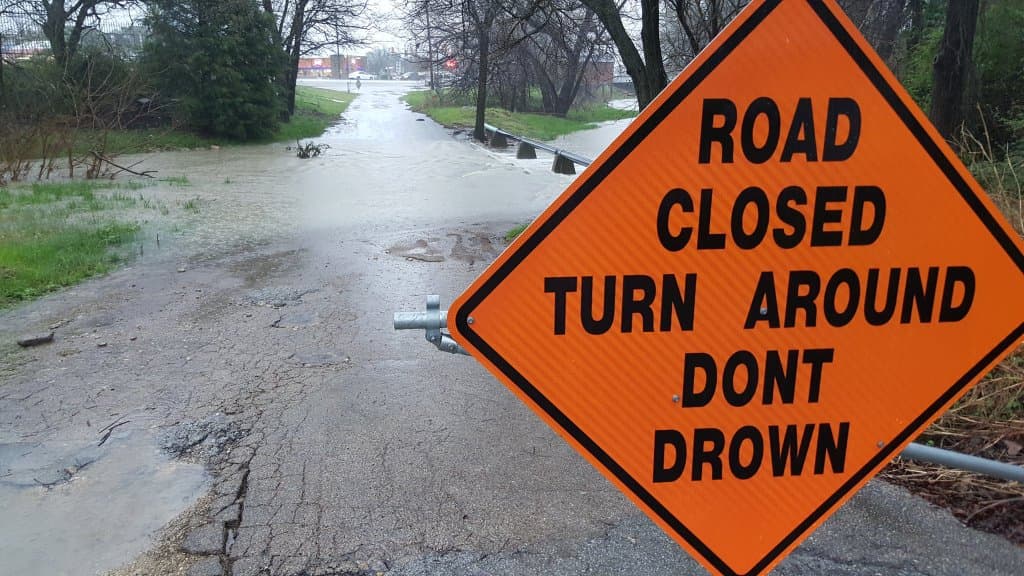 Además de granizo, inundaciones repentinas, rayos y caos vial