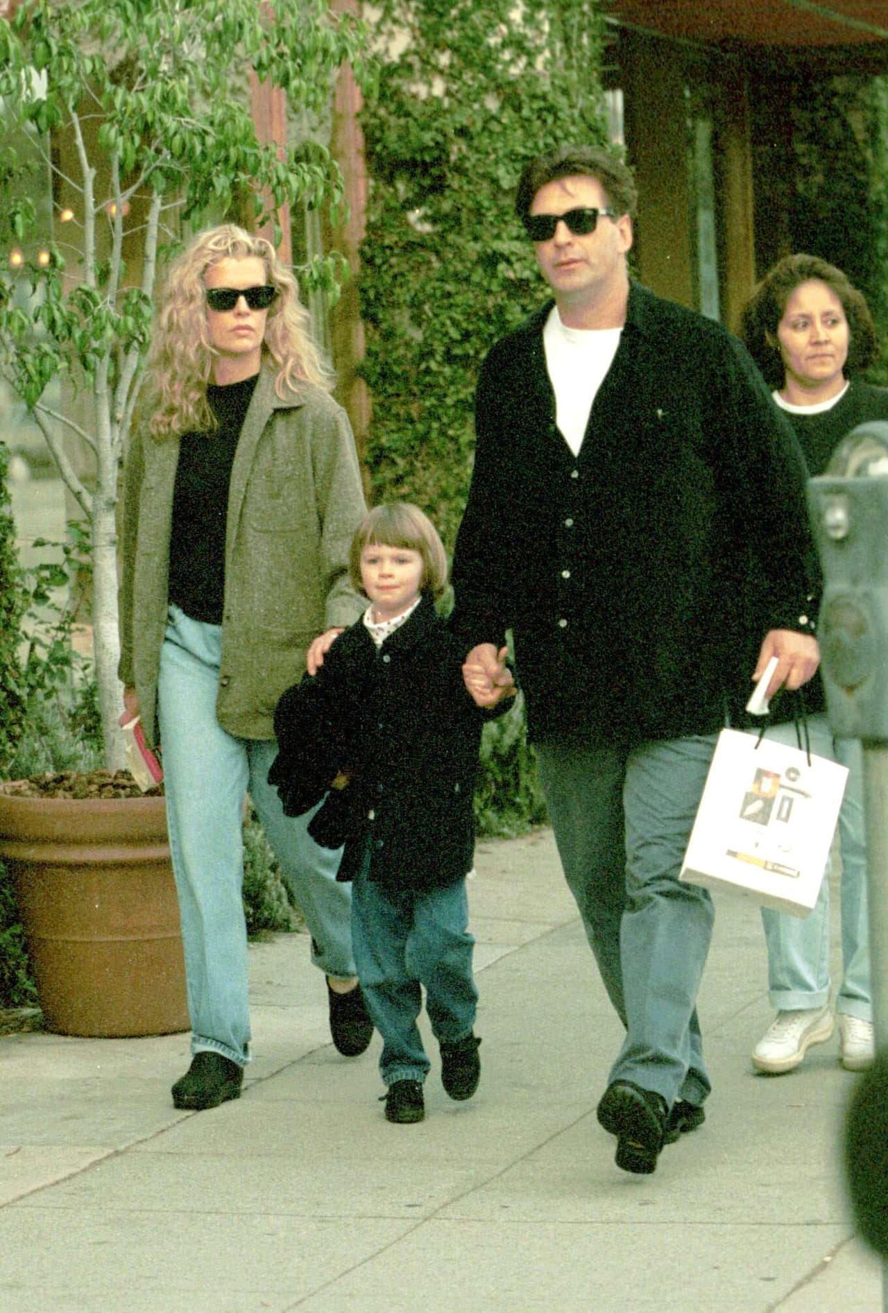 En enero de 2000 la noticia de su separación dio la vuelta al mundo, Kim se quedó en Los Ángeles con Ireland, la hija que procrearon, mientras que Alec regresó una vez a Nueva York y comenzaron una 
<b>guerra legal por la niña hija</b>.
<br>