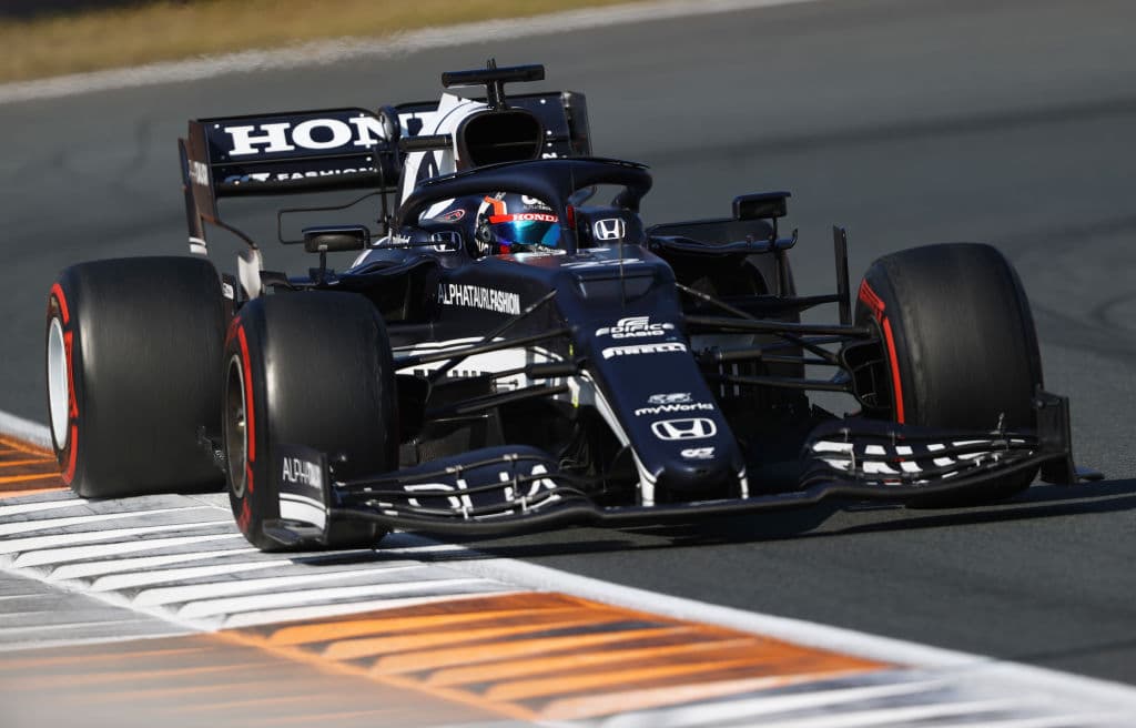 Max Verstappen se lleva el Gran Premio de Holanda y triunfa en su casa ante su público y, además, vuelve a la cima de la Formula 1. El podio fue compartido con Lewis Hamilton y Valtteri Bottas de Mercedes Benz en segunda y tercera posición, respectivamente. El mexicano Sergio Pérez quedó en octava posición.