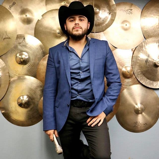 Dichas presentaciones fueron en fiestas, bailes y otros eventos que le permitieron forjarse un nombre con el que la gente empezó a ubicarlo como una figura que representa el género regional mexicano.